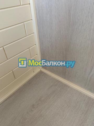 отделка балкона стеновым паркетом и ламинатом