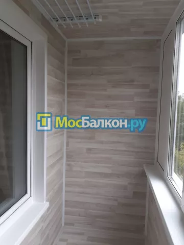 Отделка балконов ламинатом в Москве цены под ключ от МосБалкон
