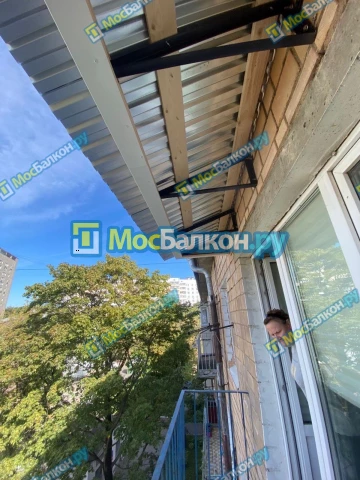 Крыша на балконе в Раменском монтаж и ремонт по выгодной цене от МосБалкон