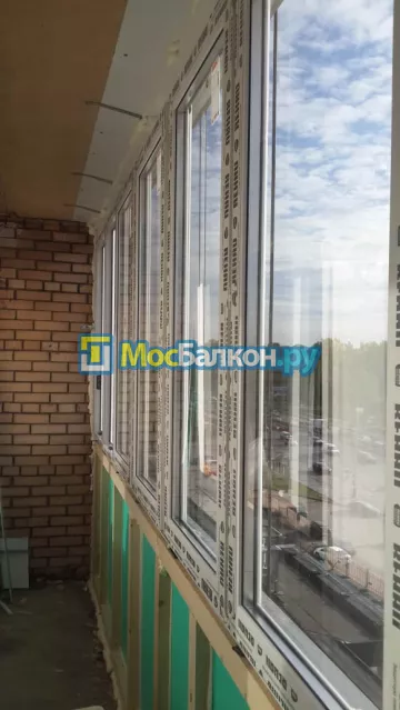 Установка каркасов для остекления балконов - компания МосБалкон в Москве
