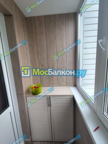 отделка балкона ламинатом и мебель