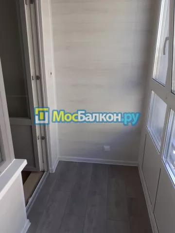 Отделка балконов ламинатом в Москве цены под ключ от МосБалкон